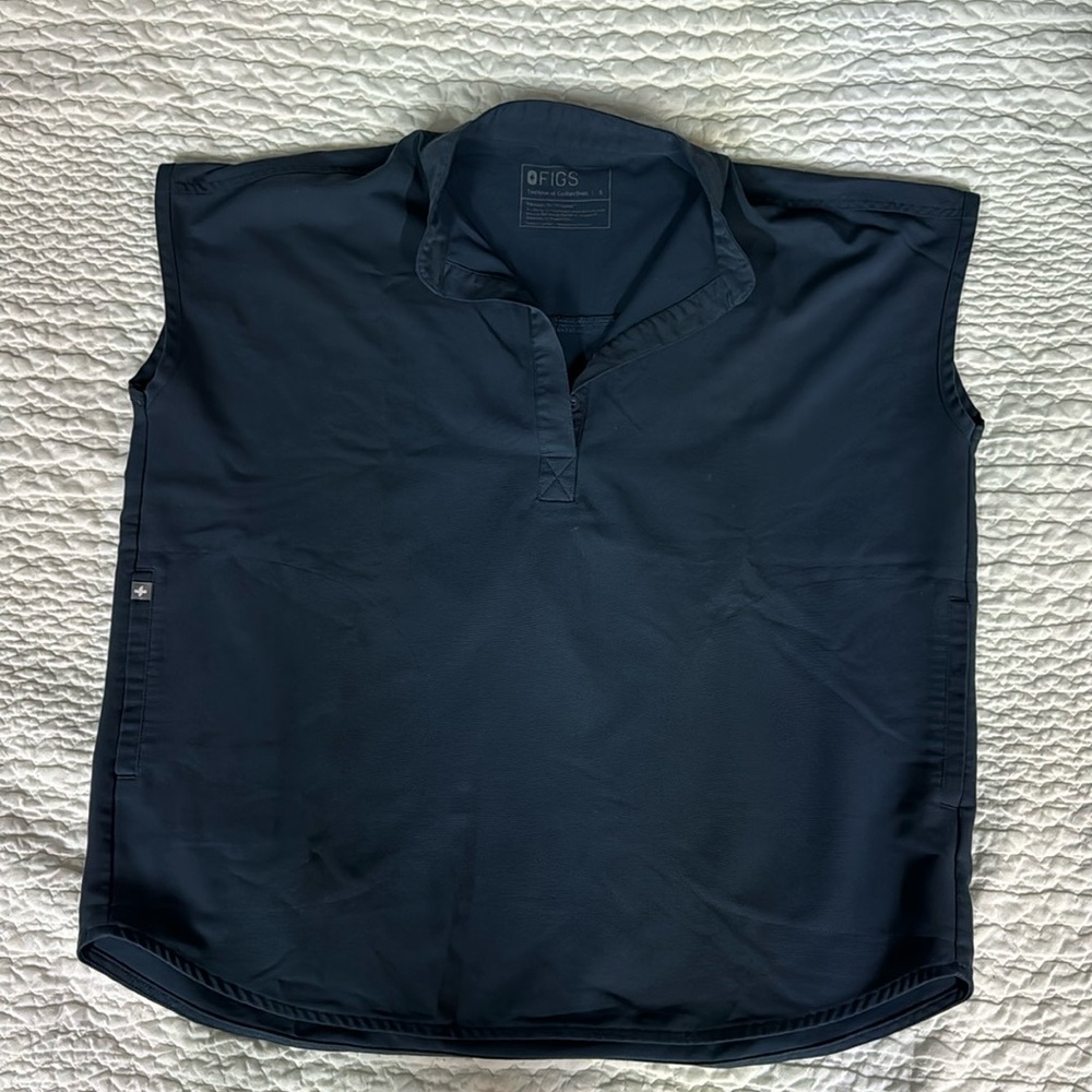 Figs dark harbor rafaela scrub top. Small.